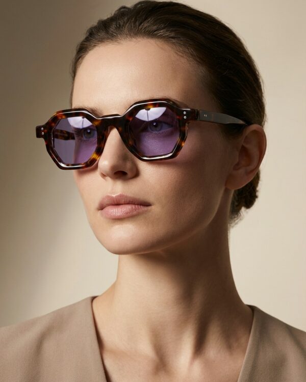 Den Ταρταρούγα καφέ με Λιλά Διάφανο φακό