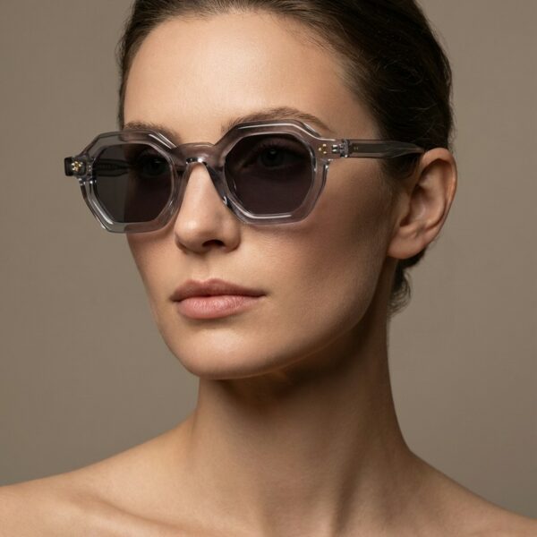 Den γκρι διάφανο πολυγωνικό γυαλί ηλίου