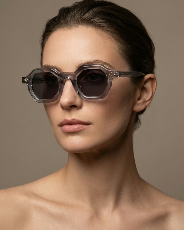 Den γκρι διάφανο πολυγωνικό γυαλί ηλίου