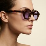 Den Ταρταρούγα καφέ με Λιλά Διάφανο φακό